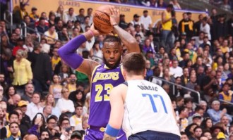 NBA雄鹿补时争议三分绝杀凯尔特人终结六连胜登顶引热议