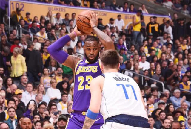 NBA雄鹿补时争议三分绝杀凯尔特人终结六连胜登顶引热议
